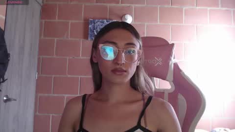 Snapshot of andrea_camila chatting on February 10, 2026, 5:39 pm Andrea online show from February 10, 2026, 5:39 pm