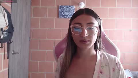 Snapshot of andrea_camila chatting on February 12, 2026, 2:01 pm Andrea online show from February 12, 2026, 2:01 pm