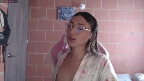 Snapshot of andrea_camila chatting on February 15, 2026, 3:31 pm Andrea online show from February 15, 2026, 3:31 pm