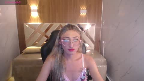 Snapshot of andrea_camila chatting on March 12, 2026, 3:23 am Andrea online show from March 12, 2026, 3:23 am