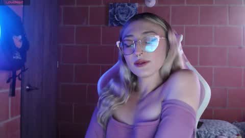 Snapshot of andrea_camila chatting on March 26, 2026, 5:51 pm Andrea online show from March 26, 2026, 5:51 pm