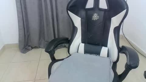 andres180950734 online show from November 18, 2025, 11:26 pm