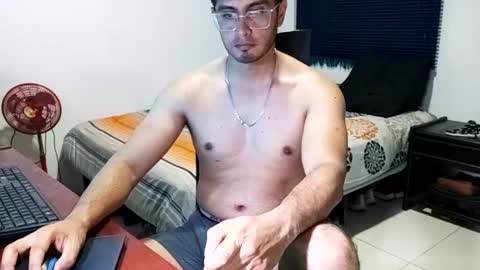 andresvergon85 online show from March 3, 2025, 2:47 am