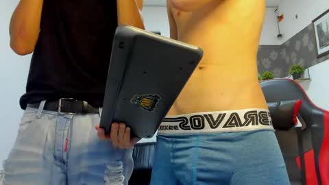 andrew_2811 online show from November 22, 2025, 3:27 am