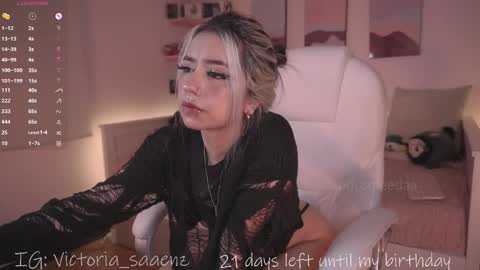 Victoria Senz  online show from November 22, 2025, 1:54 pm