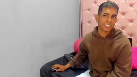 Snapshot of andyclouds21 chatting on October 12, 2025, 3:44 pm andyclouds21 online show from October 12, 2025, 3:44 pm