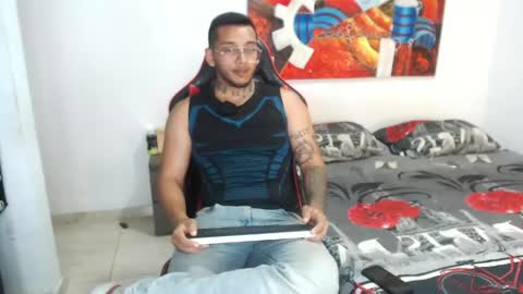 Snapshot of andymanfit chatting on April 17, 2026, 11:52 pm Andrs online show from April 17, 2026, 11:52 pm