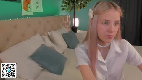 Snapshot of anellyball_ chatting on June 2, 2026, 9:33 am Anelly online show from June 2, 2026, 9:33 am