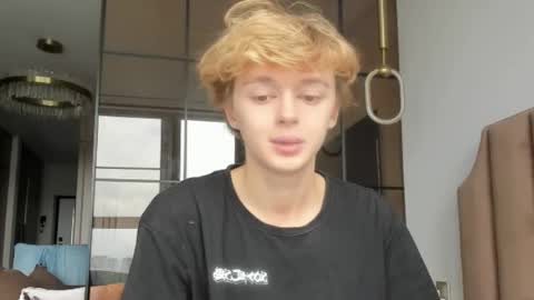 angel_andreww online show from May 17, 2026, 8:12 am