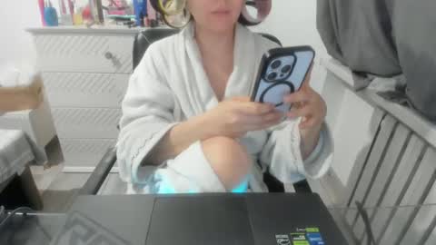 angel_lee__ online show from January 17, 2025, 11:27 am