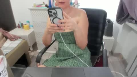 angel_lee__ online show from February 16, 2025, 7:48 am