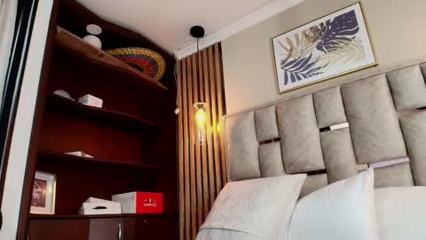 Nicolle  online show from September 16, 2025, 11:33 am