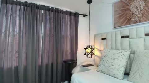 Nicolle  online show from December 3, 2025, 11:41 am