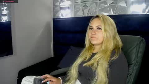 Snapshot of angel_white25 chatting on April 16, 2026, 9:39 pm Angel online show from April 16, 2026, 9:39 pm