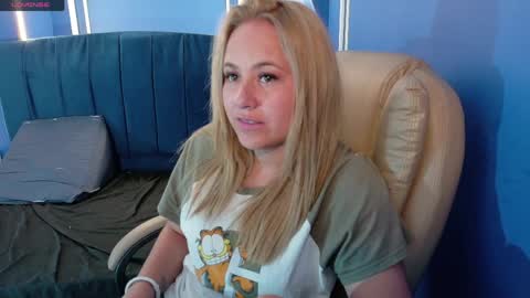 Snapshot of angel_white25 chatting on April 19, 2026, 6:10 pm Angel online show from April 19, 2026, 6:10 pm