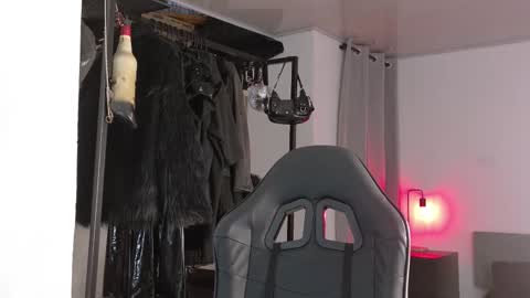 Angela help me reach 100 thumbs up online show from September 25, 2025, 10:57 pm