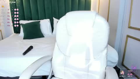 Snapshot of angelaluxi chatting on February 19, 2025, 5:49 pm Angela online show from February 19, 2025, 5:49 pm