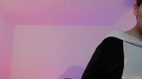 Snapshot of angele_johnson chatting on November 14, 2025, 6:39 pm angele online show from November 14, 2025, 6:39 pm