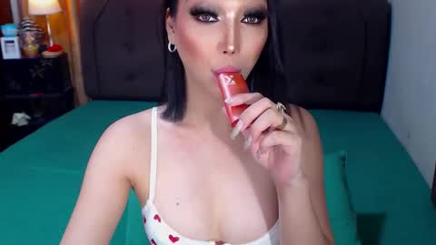 MS. AMALIA online show from November 22, 2025, 4:44 am