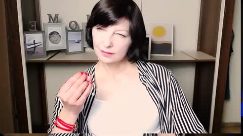 Snapshot of angelinalov_ chatting on July 23, 2026, 7:28 am Angelina online show from July 23, 2026, 7:28 am