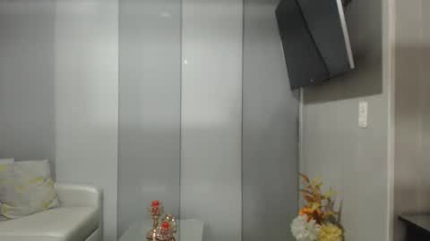 angelinna_12 online show from September 23, 2025, 4:04 am