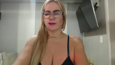 angelinna_12 online show from September 28, 2025, 6:30 am