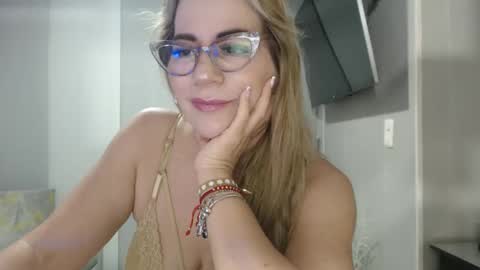 angelinna_12 online show from October 28, 2025, 6:06 am