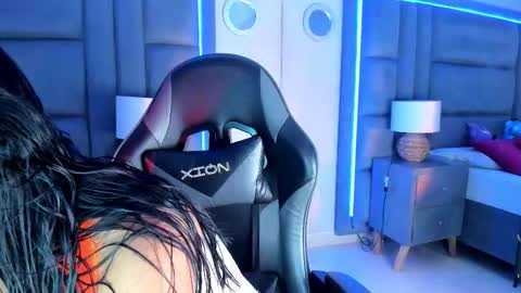 Angelique Muller  online show from November 18, 2025, 8:46 pm