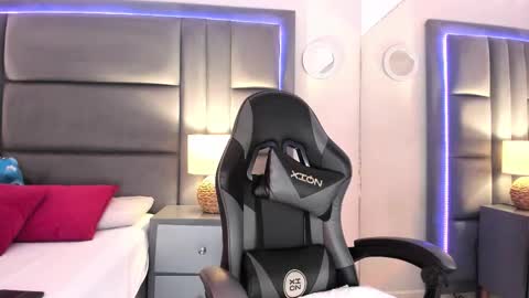 Angelique Muller  online show from November 23, 2025, 2:06 pm