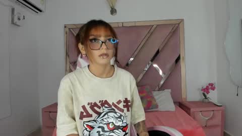 Snapshot of angell_petite01 chatting on May 22, 2026, 8:36 pm angell_petite01 online show from May 22, 2026, 8:36 pm