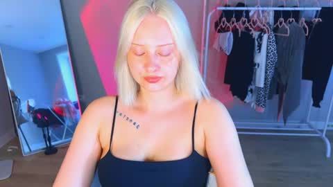 Snapshot of angellisss chatting on July 16, 2026, 11:27 am Cutie online show from July 16, 2026, 11:27 am