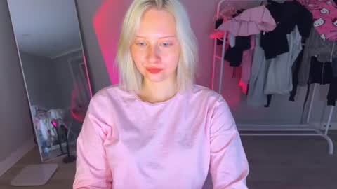 Snapshot of angellisss chatting on August 9, 2026, 2:44 pm Cutie online show from August 9, 2026, 2:44 pm