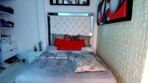 laura  online show from October 9, 2025, 11:58 pm