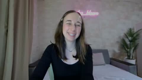 anikabloom online show from February 6, 2025, 2:33 am