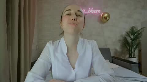 anikabloom online show from February 18, 2025, 2:27 am