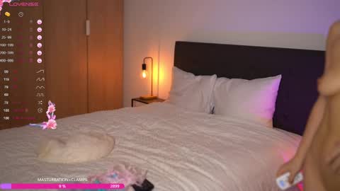 Im Anita thumb up me please its important online show from March 12, 2025, 12:20 am