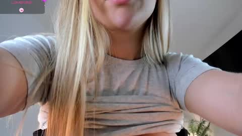 Snapshot of ann__w chatting on May 19, 2026, 1:56 am Ann online show from May 19, 2026, 1:56 am