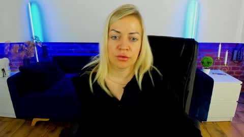 anna_snow9 online show from September 25, 2025, 1:37 pm