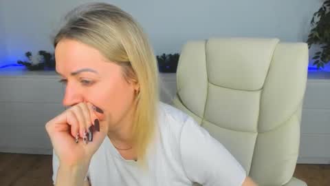 anna_snow9 online show from December 15, 2025, 7:07 pm