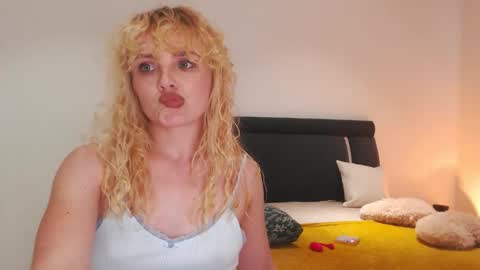 annaevv online show from October 5, 2025, 10:35 am