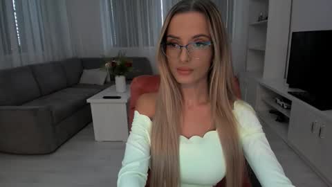 annaise  online show from November 9, 2025, 12:14 pm