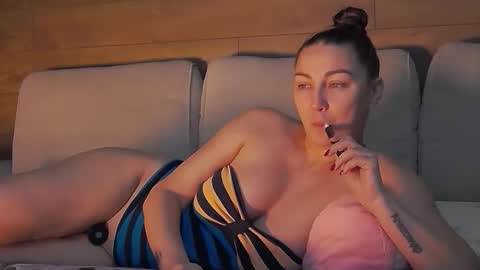 annasplash online show from October 7, 2025, 6:32 am