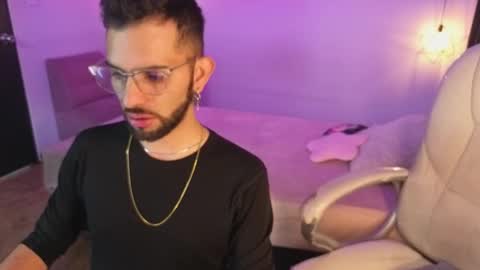 Annie And Ryan  online show from December 18, 2025, 4:29 am