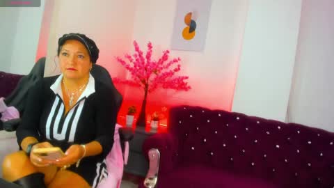 annie_carterr_ online show from May 16, 2026, 12:48 pm