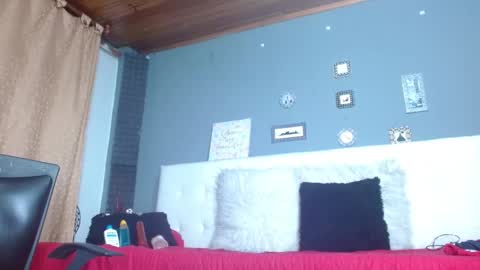 annie_scott_ online show from February 28, 2025, 11:23 pm