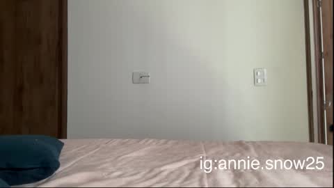 JEANNE no olvides seguirme dont forget follow me  uu online show from March 6, 2025, 7:21 pm