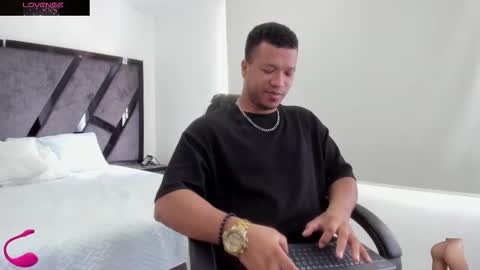 Annie and Stefan online show from November 25, 2025, 2:50 pm