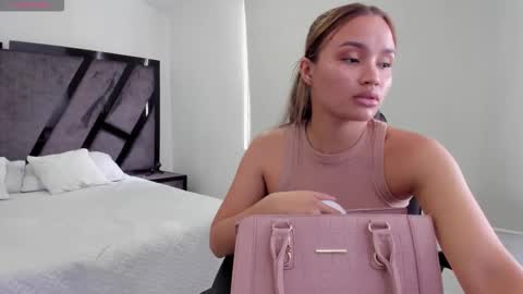 Annie and Stefan online show from December 15, 2025, 2:21 pm