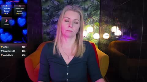 Snapshot of annielight chatting on December 5, 2024, 12:00 pm Annie online show from December 5, 2024, 12:00 pm