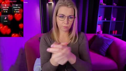 Snapshot of annielight chatting on March 3, 2025, 5:42 am Annie online show from March 3, 2025, 5:42 am